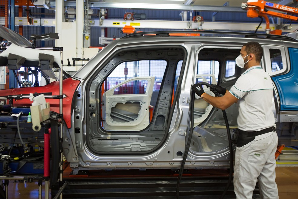 Produção industrial cai 2,4% em março